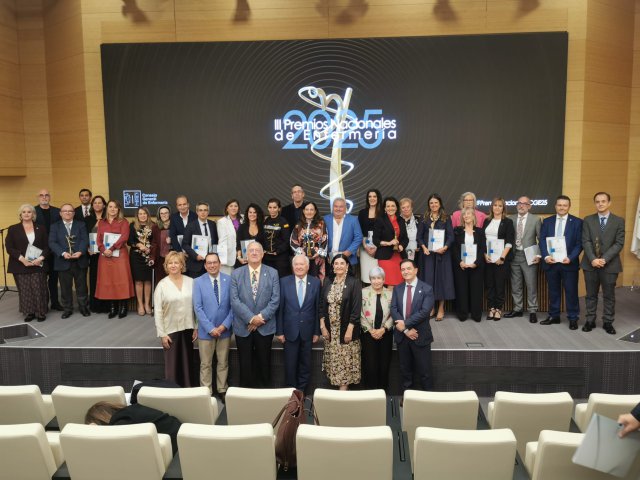 02FotoGrupoFinalistasGanadores_PremiosNacionalesEnfermeria2025 (1)